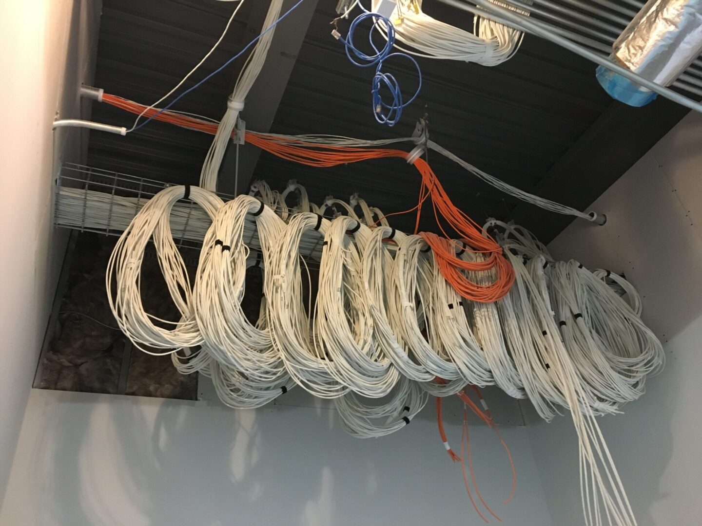 A bunch of wires hanging from the ceiling